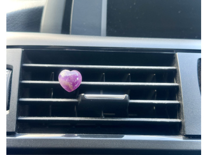 ochranný kámen do auta ve tvaru srdce z ametystu, dekorace srdíčko