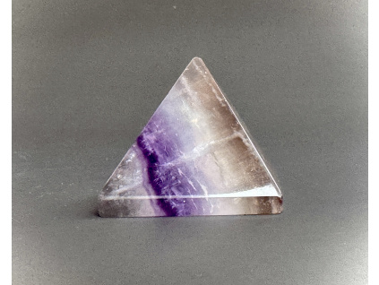 pyramidy z minerálů a polodrahokamů, fluoritová pyramida, dekorace z fluoritu