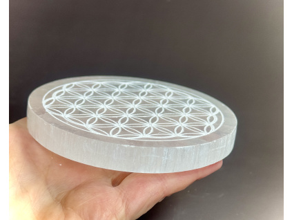 dekorace ze selenitu s gravírováním andělského květu, nabíjecí destička