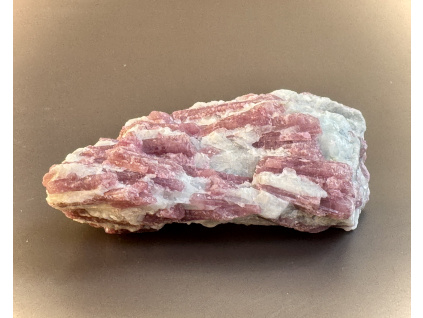 surové minerály a polodrahokamy, rubelit surový