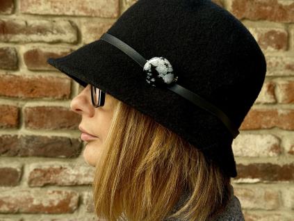 7302 1 ozdobne spinaci spendliky z mineralu a polodrahokamu obsidianova broz ve tvaru placky placicky sperky z obsidianu vlockoveho