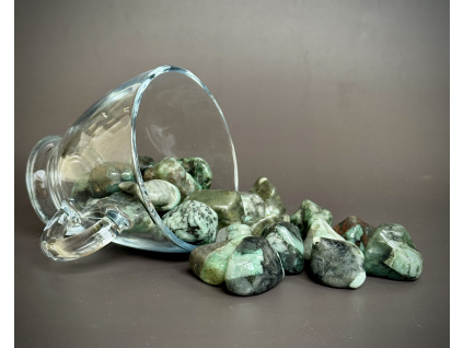 8127 tromly z mineralu a polodrahokamu troml ze smaragdu smaragdovy troml