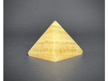 pyramidy z minerálů a polodrahokamů, kalcitová pyramida, dekorace z kalcitu