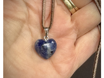 přívěsky z minerálů a polodrahokamů, sodalitový přívěsek ve tvaru srdce, šperky ze sodalitu