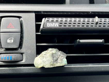 8742 dekorace do auta z mineralu a polodrahokamu smaragdova dekorace na cesty autem