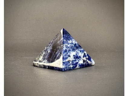 8886 pyramidy z mineralu a polodrahokamu sodalitova pyramida dekorace ze sodalitu ve tvaru pyramidy