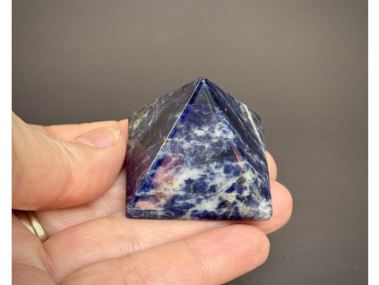 8886 pyramidy z mineralu a polodrahokamu sodalitova pyramida dekorace ze sodalitu ve tvaru pyramidy