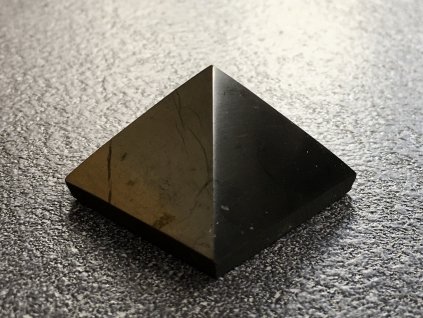pyramidy z minerálů, šungit pyramida