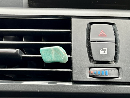 9183 6 dekorace do auta z mineralu a polodrahokamu ochrana na cesty z amazuonitu amazonitovy ochranny kamen