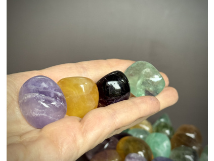 9405 5 tromly z mineralu fluorit barevny troml tromlovany mineral fluorit