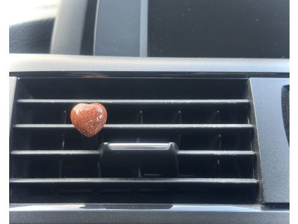 dekorace do auta z avanturínu zlatého va tvaru srdce