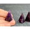 31862 2 pyramidy z mineralu ametyst pyramida dekorace ve tvaru pyramidy z ametystu
