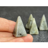 34186 2 pyramidy z mineralu labradorit pyramida dekorace ve tvaru pyramidy z labradoritu sedeho