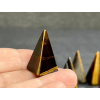 34189 2 pyramidy z mineralu pyramida z tygriho oka dekorace tygri oko ve tvaru pyramidy