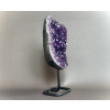 dekorace na kovovém stojanu z minerálů, ametystová drúza na stojánku