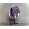 dekorace na kovovém stojanu z minerálů, ametystová drúza na stojánku