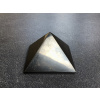 8538 1 pyramidy z mineralu sungitova pyramida
