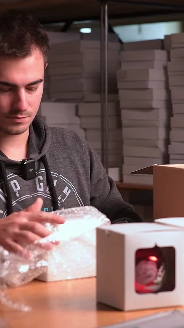 Záběr z videa: balení krabičky s ozdobou do bublinkové fólie