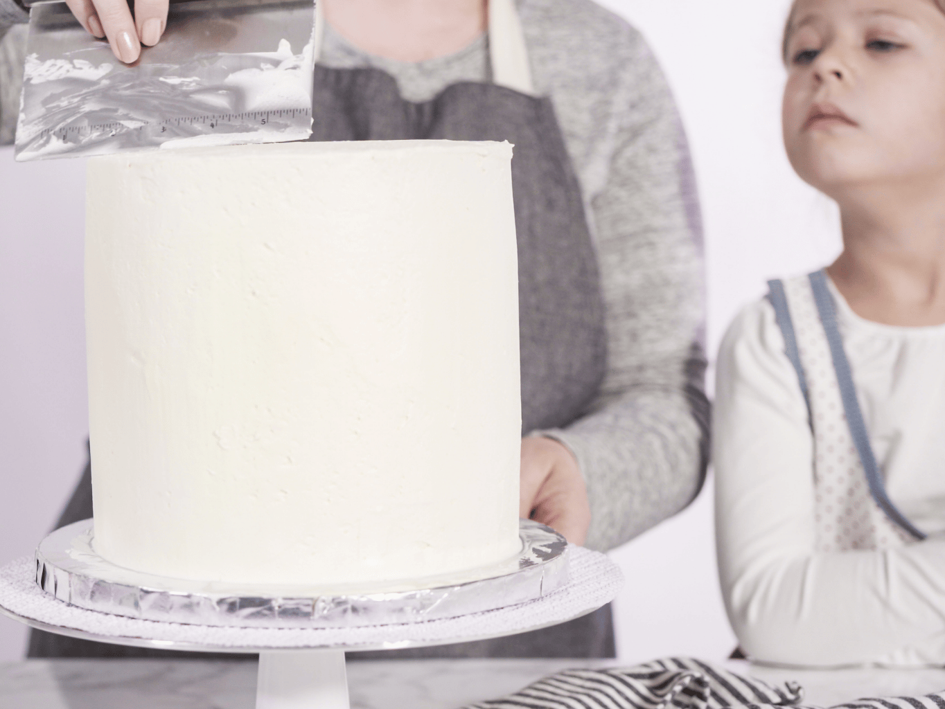 Dokonalý obmaz dortu: Jak na crumb coat a ganache hladkou jako sklo?