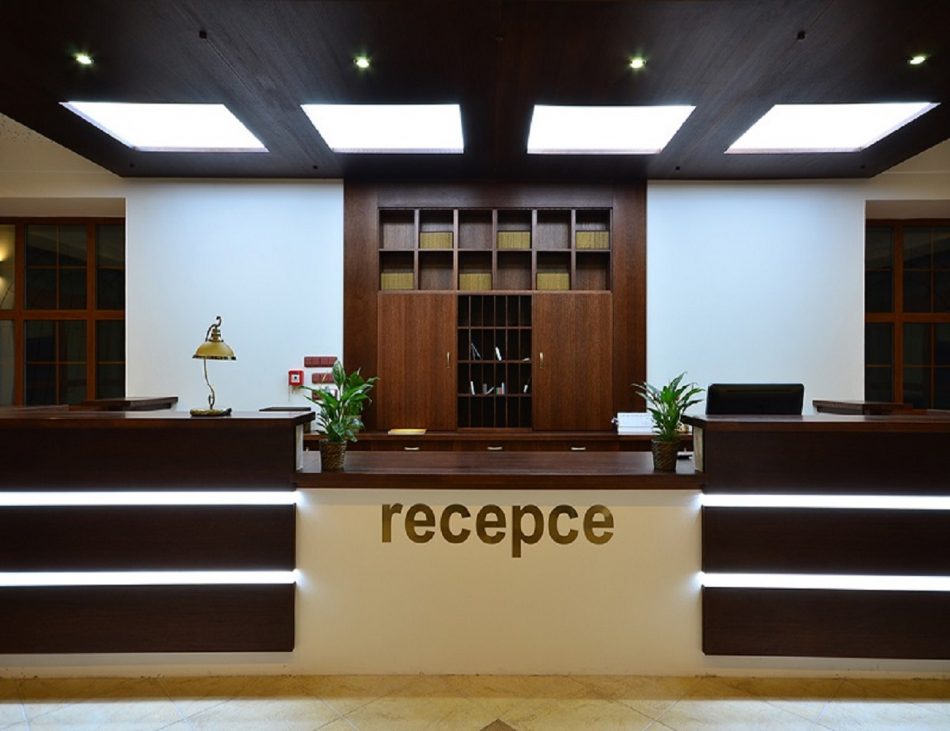 Recepce-hotelu-e1561404998930