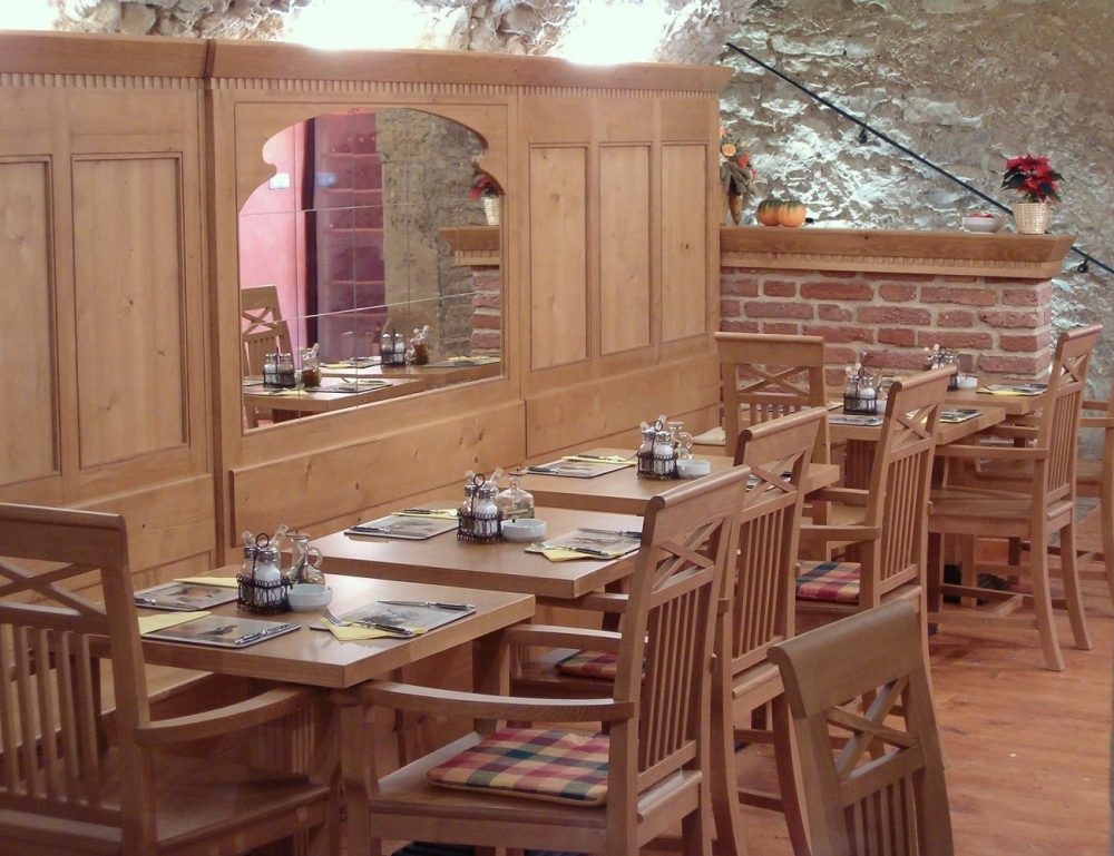 interiér-vinárny-e1561405884872