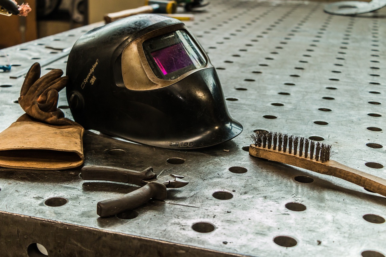 Výběr svářecí kukly: rozdíly mezi profesionálními a hobby modely