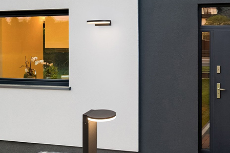 Osvetlenie chodníkov okolo domu