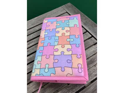 Obal na knihu, růžové puzzle