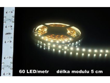 LED Pásek 12V teple bílý IP65 bílé pozadí voděodolný 300lm 5cm