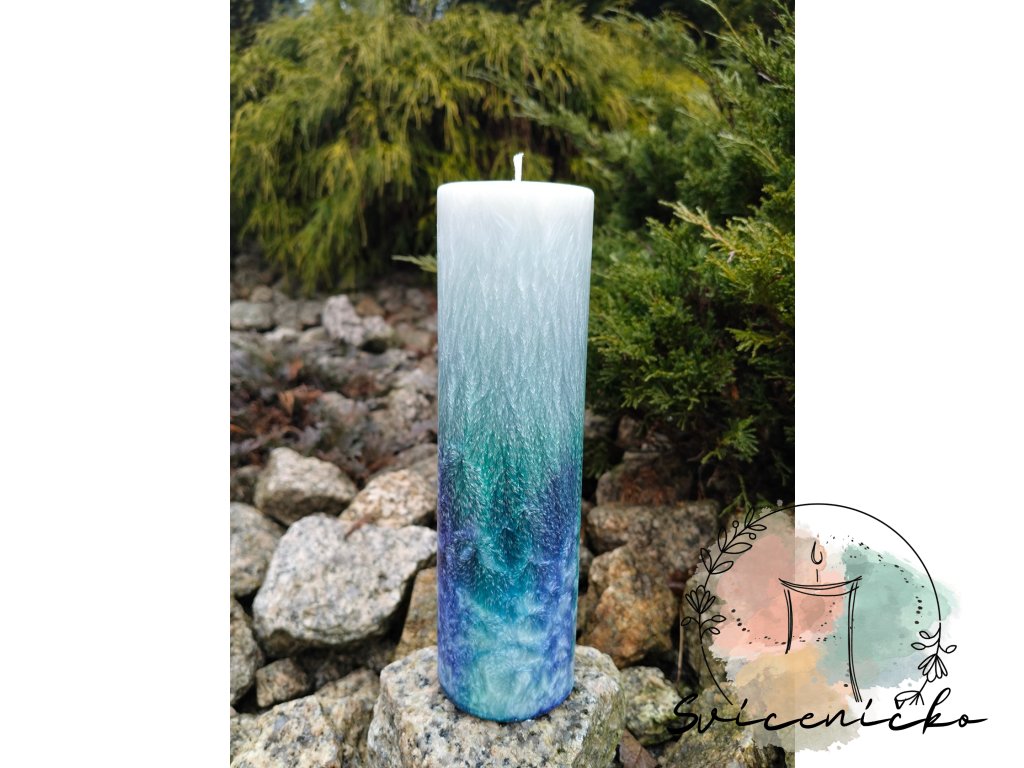 Palmová svíčka 22 cm – Uvolnění  Tato palmová svíčka o výšce 22 cm a průměru 6 cm vznikla jako světlo, které uvolňuje napětí, staré vzorce i energetické bloky. Je odlita z přírodního palmového vosku s typickou krystalickou strukturou, jež vzniká při pomalém ručním odlévání. Díky dlouhé době hoření a čistému, netoxickému plameni je vhodná i pro alergiky a domácnosti, kde je důležitá jemnost a čistota.  Uvolnění přináší pocit lehkosti, volnosti a nového nadechnutí. Pomáhá pustit to, co už neslouží, uvolnit náročné emoce a přirozeně pročistit vnitřní i vnější prostor. Je ideální pro období stresu, změn, vnitřního tlaku nebo osobní transformace.  Každá palmová svíčka Svíceníčka je ručně odlévaným originálem. Vrstva po vrstvě v sobě nese jedinečnou kresbu vosku a záměr, který do ní autorka vkládá. Její elegantní štíhlý tvar dodává prostoru klidnou estetiku i jemné energetické uvolnění.  Palmová svíčka Uvolnění pomáhá uvolnit bloky, otevřít se lehkosti a přinést do života více volného dechu — přesně v duchu Svíceníčka.