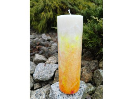 Palmová svíčka Zářivá energie, výška 20 cm, průměr 6,5 cm, ručně vyráběná z palmového vosku s krystalickou strukturou, symbol světla a rozjasnění temných míst.  Pošli další popis — pokračujeme v tvorbě celé kolekce.