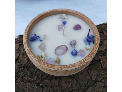 Dekorační svíčka s minerály a jemnými kvítky v ručně vyráběné misce z kameniny.