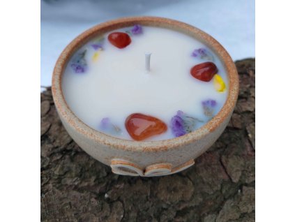 Dekorační svíčka s minerály a jemnými kvítky v ručně vyráběné misce z kameniny.