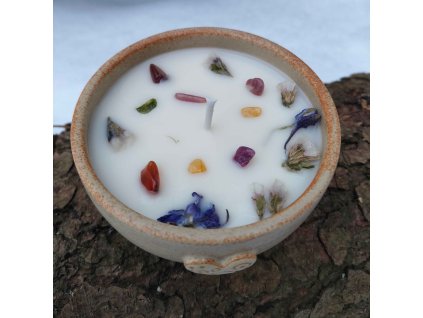 Dekorační svíčka s minerály a jemnými kvítky v ručně vyráběné misce z kameniny.