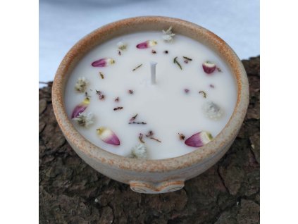 Dekorační svíčka s minerály a jemnými kvítky v ručně vyráběné misce z kameniny.