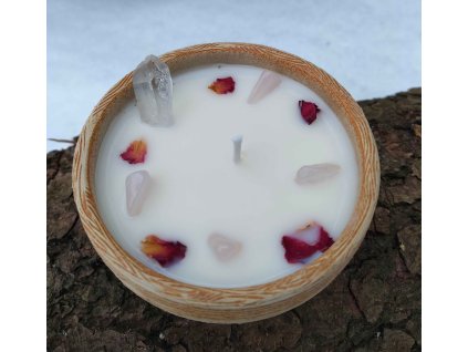 Dekorační svíčka s minerály a jemnými kvítky v ručně vyráběné misce z kameniny.