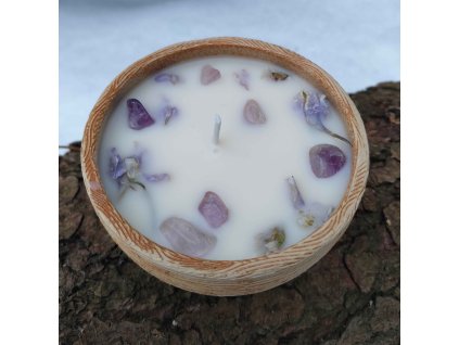Dekorační svíčka s minerály a jemnými kvítky v ručně vyráběné misce z kameniny.