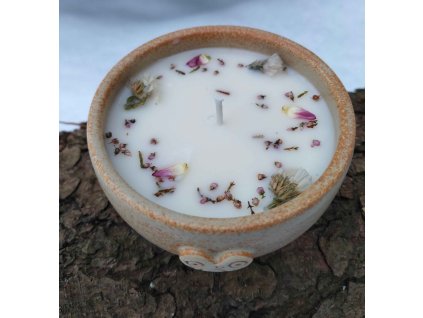 Dekorační svíčka s minerály a jemnými kvítky v ručně vyráběné misce z kameniny.