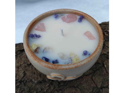 Dekorační svíčka s minerály a jemnými kvítky v ručně vyráběné misce z kameniny.