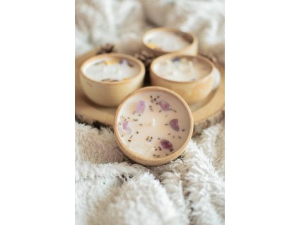 Sojová svíčka v kameninové misce 9 cm s křišťálem a ametystem – intuice, vedení a nová energie