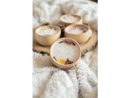 Vánoční palmová svíčka s jemnou vůní badyánu a skořice vnáší kouzlo Vánoc.