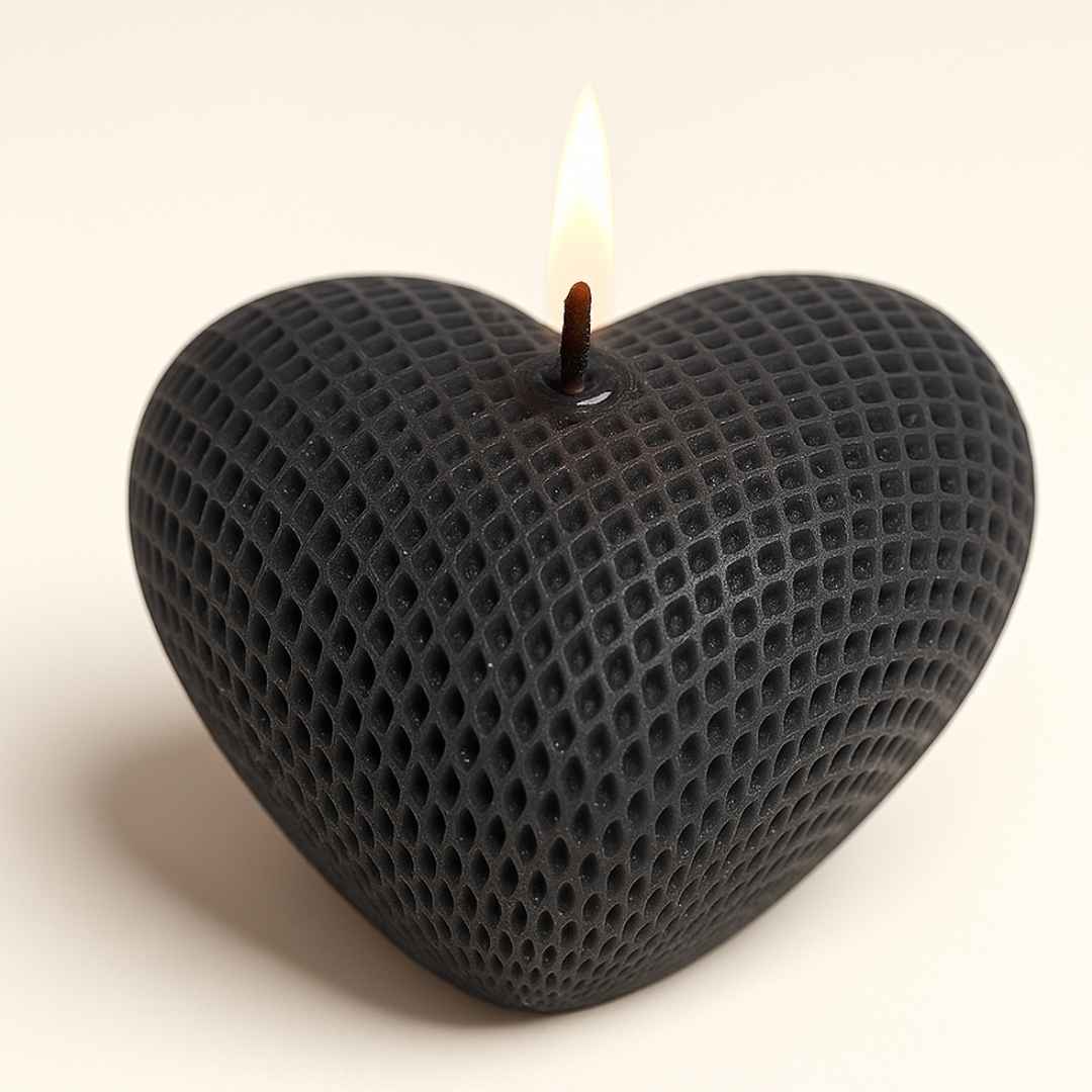 Vonná svíčka Velké dírkované srdíčko | 65 g | Svíčkománie3D | Zvolte si barvu: Černá