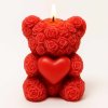 Medvěd z růžiček svíčka červená