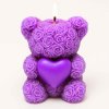 Medvěd z růžiček svíčka fialová