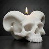 lebka s rohama svíčka bílá