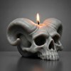 lebka s rohama svíčka šedá