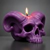 lebka s rohama svíčka fialová