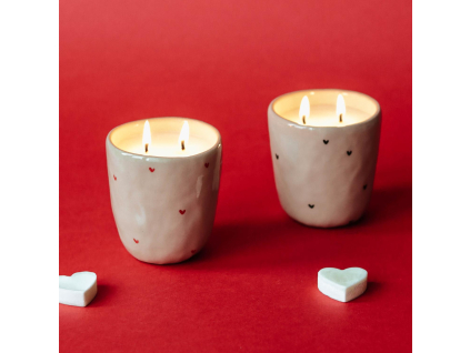 Svíčka se srdíčky v keramice | 190ml | několik variant