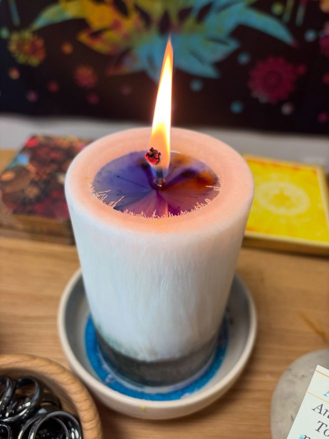 SYNCHRONICITA 💜💙🧡 nádherně vevnitř zbarvená… 🕯️😘 #svickykteremajidusi #energievesvicce #ostravahrabuvka