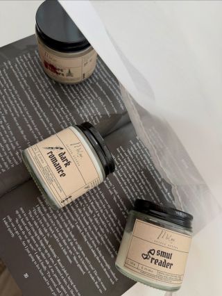 Tak už v pátek speciální knihomolské svíčky na ✨e-shopu ❤️‍🔥🥀🔪. Už jsou k nakouknutí! Zatím v temném žánru 🤭 Je nějaký...